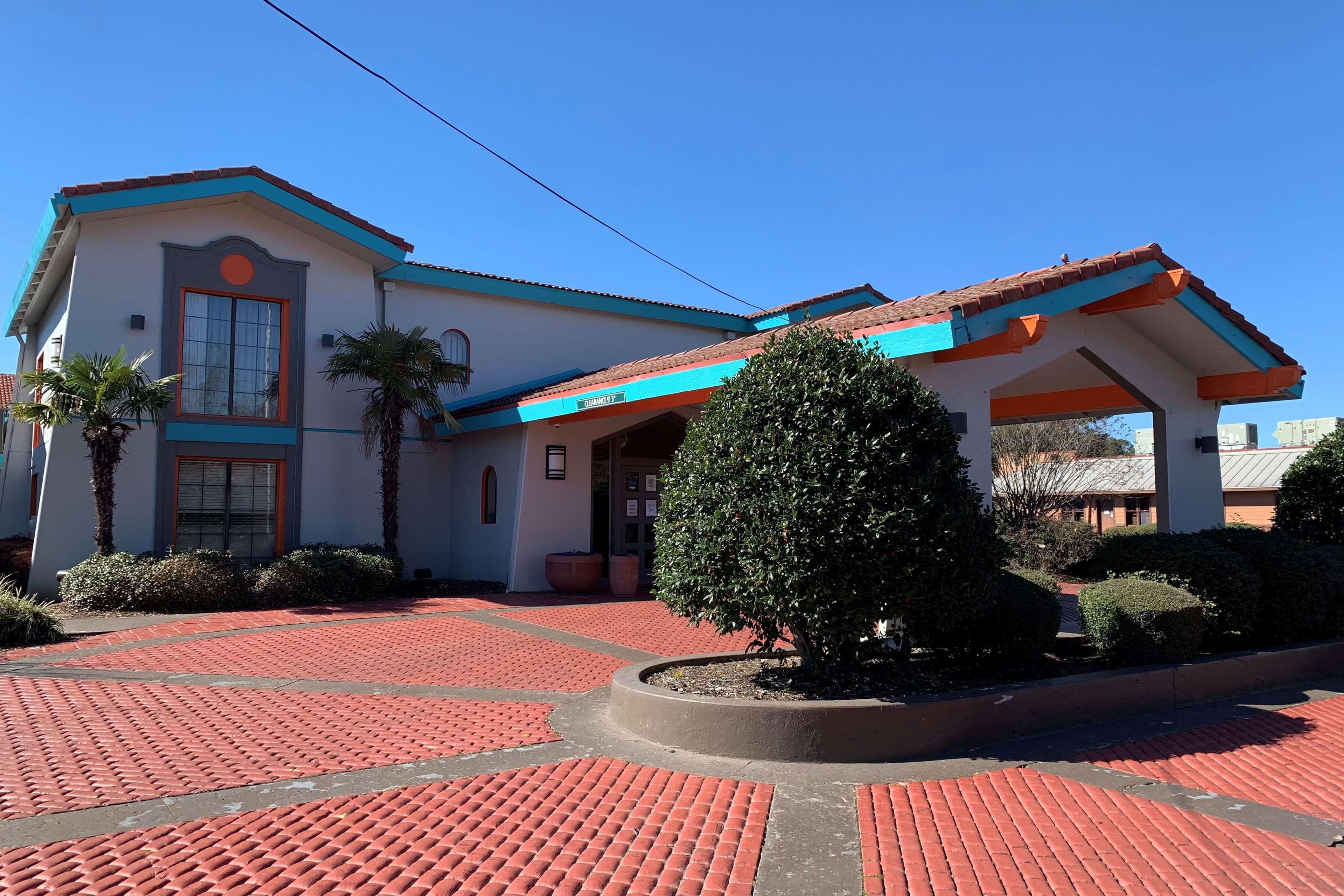 Howard Johnson By Wyndham Columbus Fort Moore Экстерьер фото