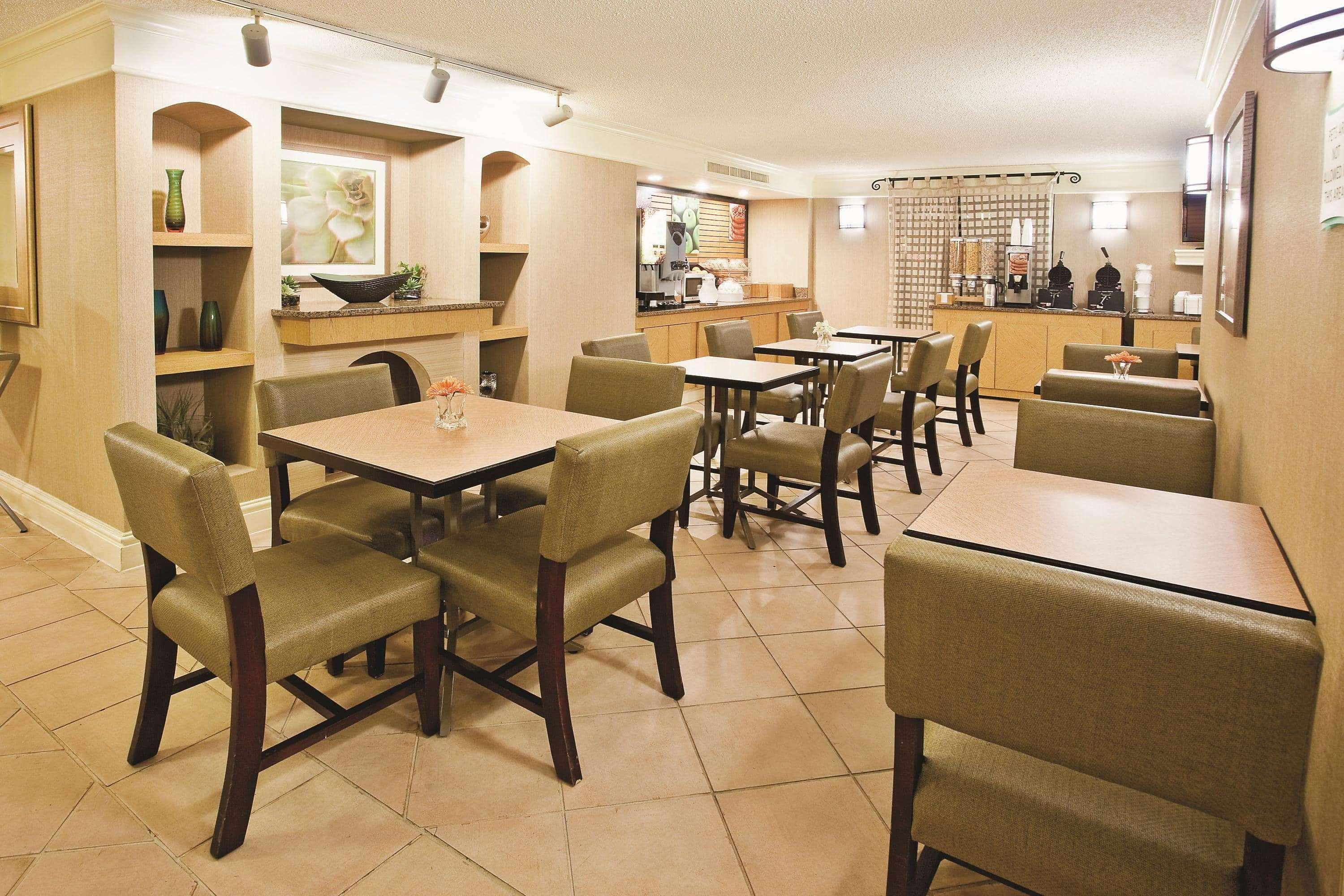 Howard Johnson By Wyndham Columbus Fort Moore Экстерьер фото