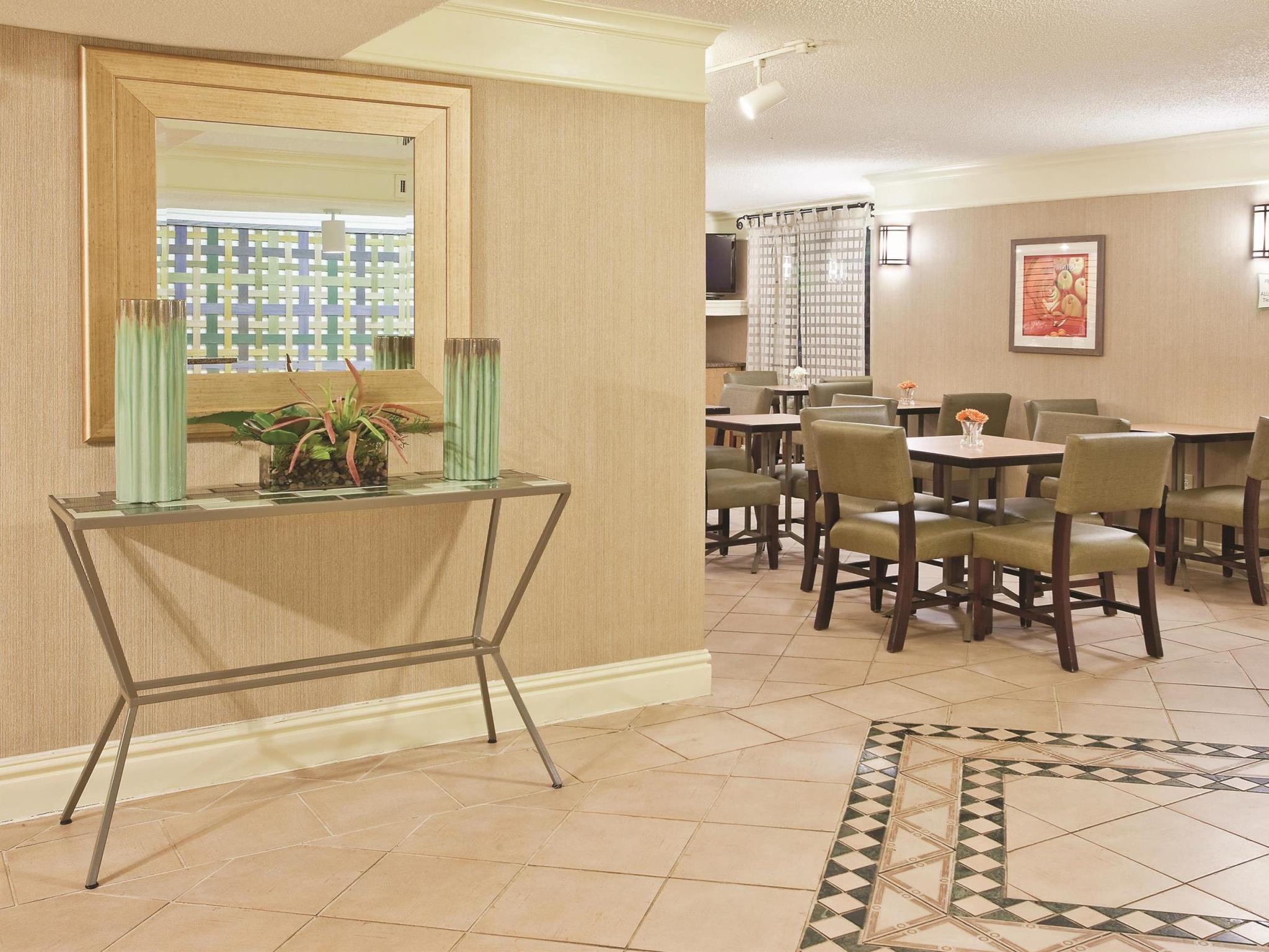 Howard Johnson By Wyndham Columbus Fort Moore Экстерьер фото