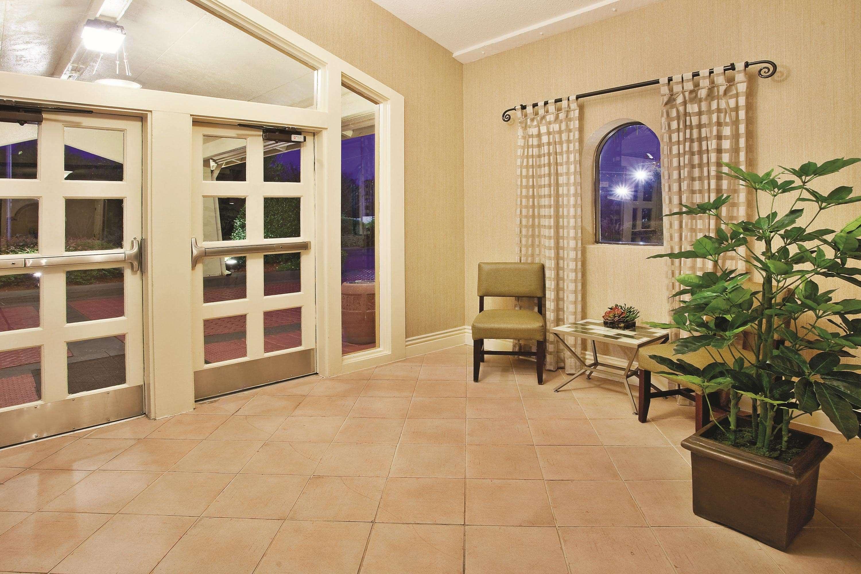 Howard Johnson By Wyndham Columbus Fort Moore Экстерьер фото