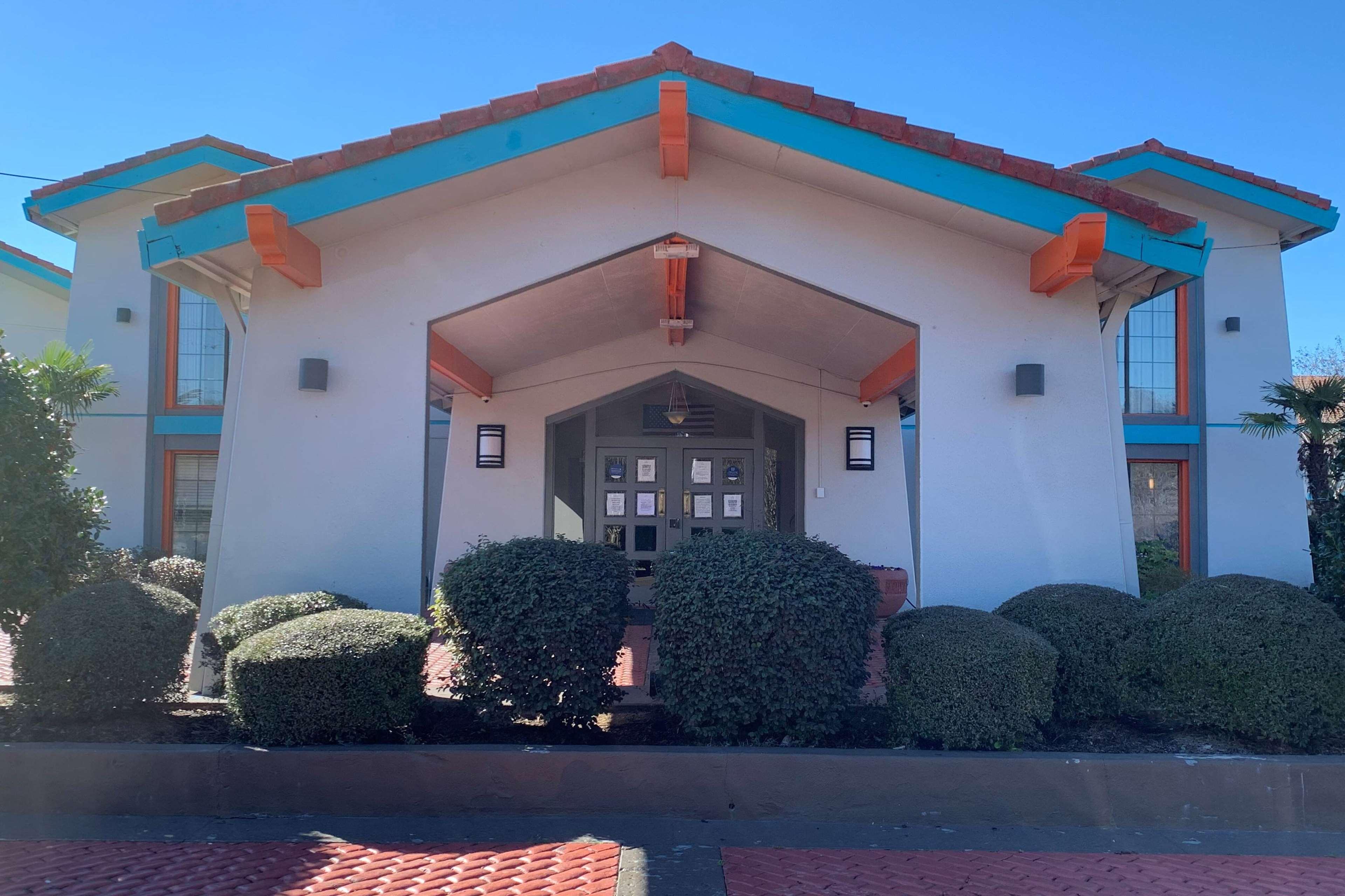 Howard Johnson By Wyndham Columbus Fort Moore Экстерьер фото